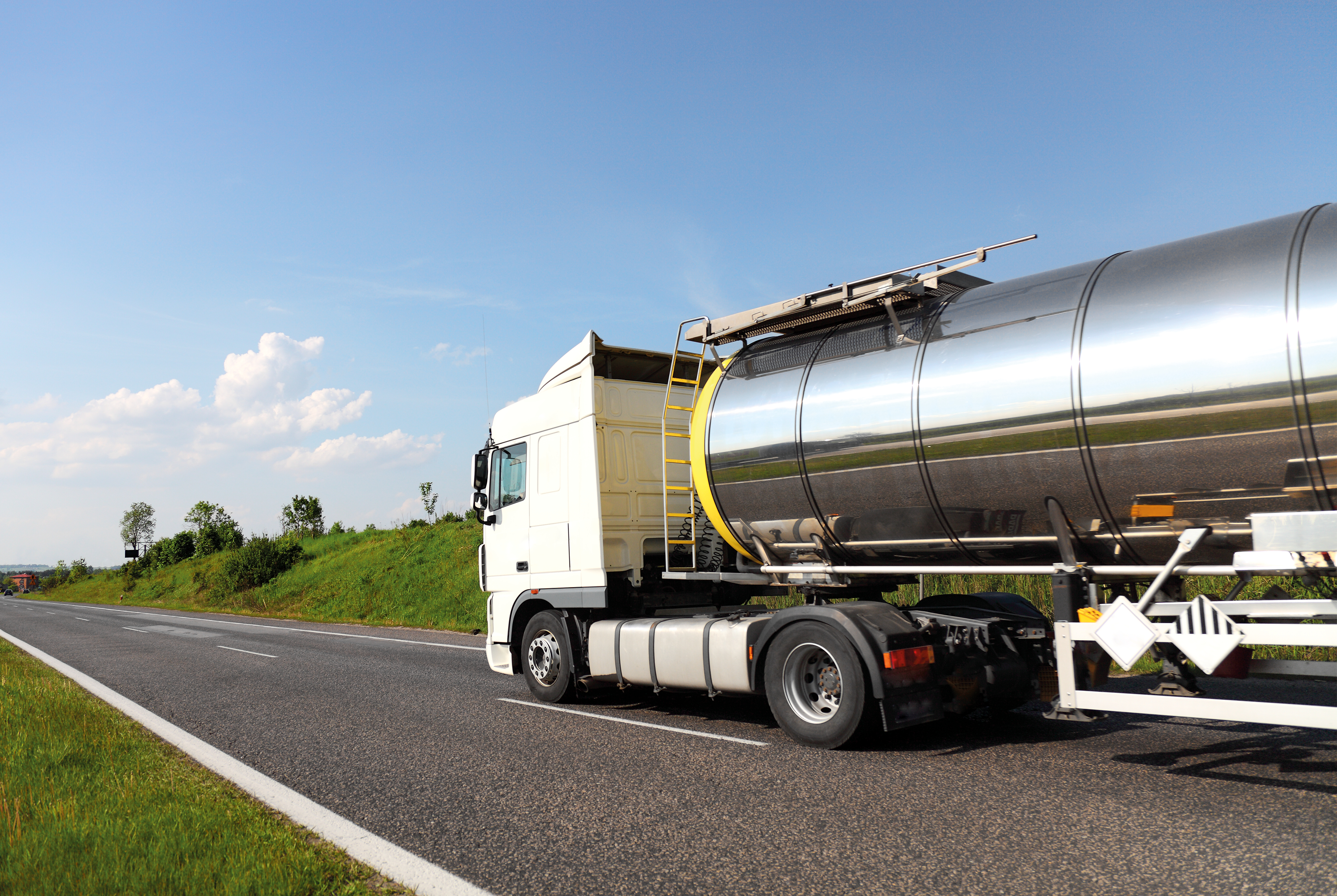 Гсм на транспорт. Fuel Tanker Truck. Тягач с цистерной. Фура бензовоз. Автомобиль "цистерна".